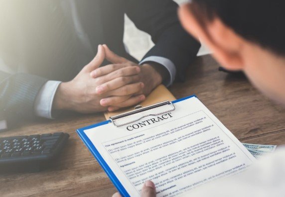 شروط فسخ عقد العمل من قبل العامل