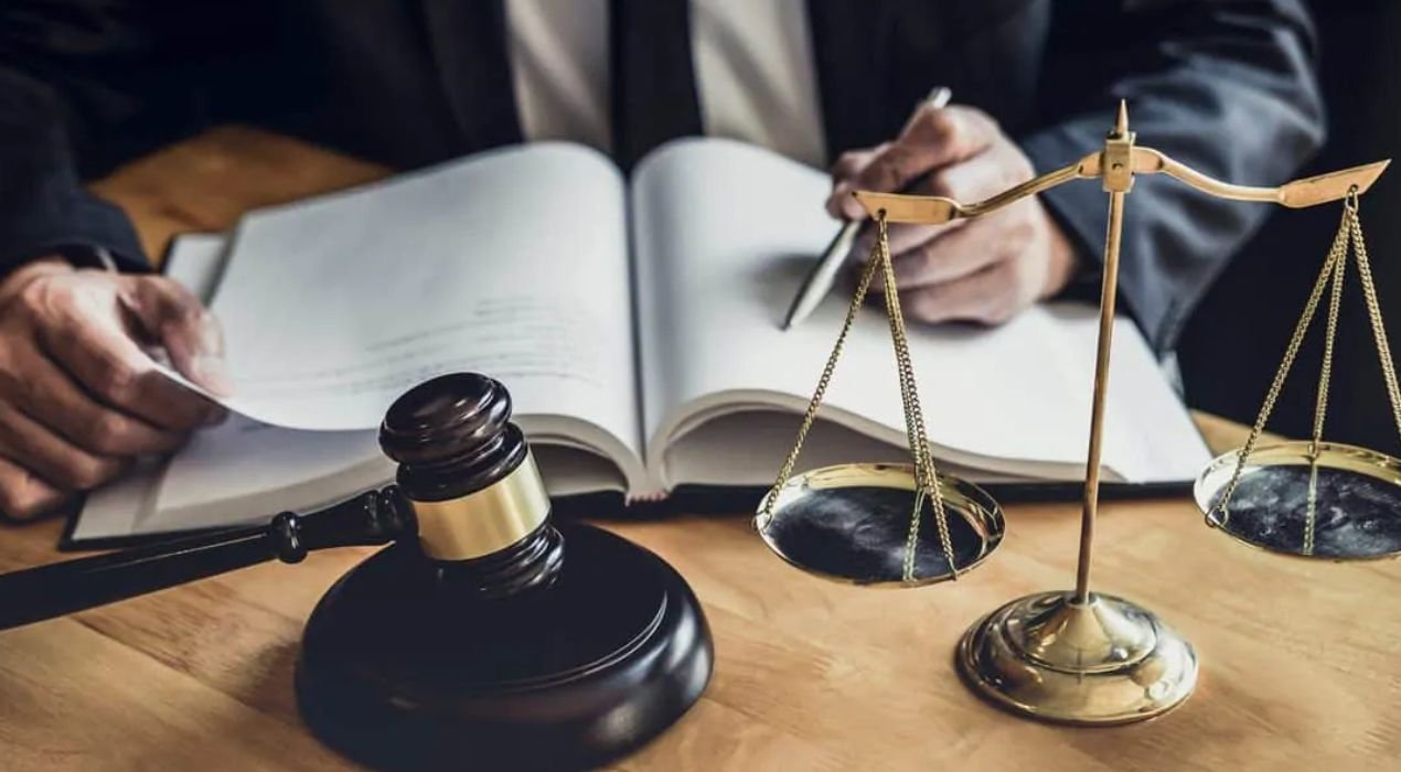 محامي تجاري بالرياض