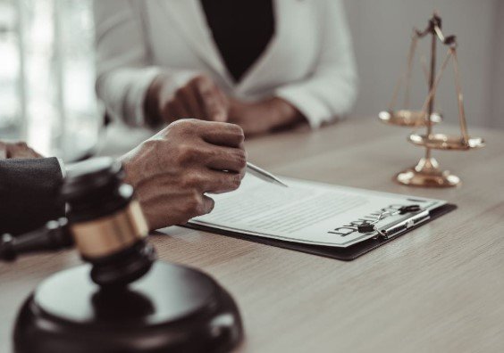 محامي تجاري بالرياض