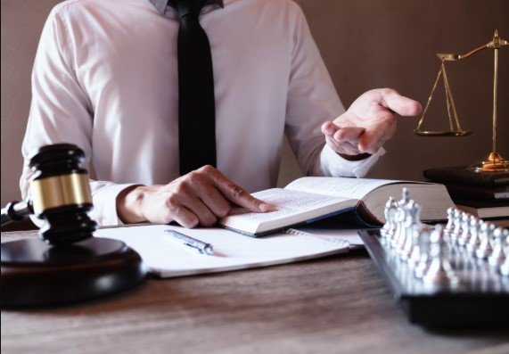 محامي عمالي في السعودية