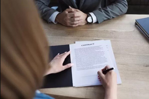 انهاء عقد العمل قبل انتهاء مدته