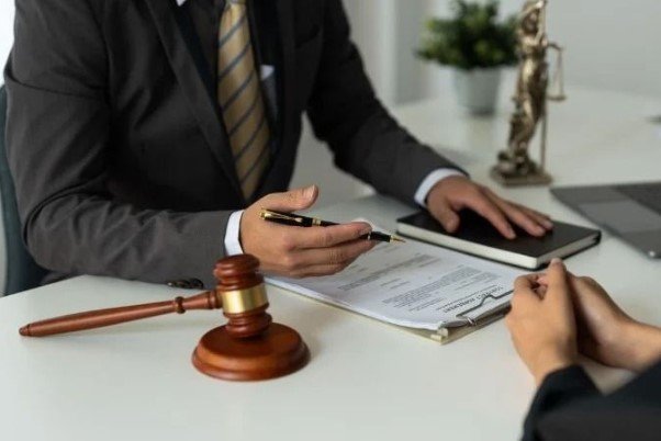 عقوبة تزوير توقيع موظف