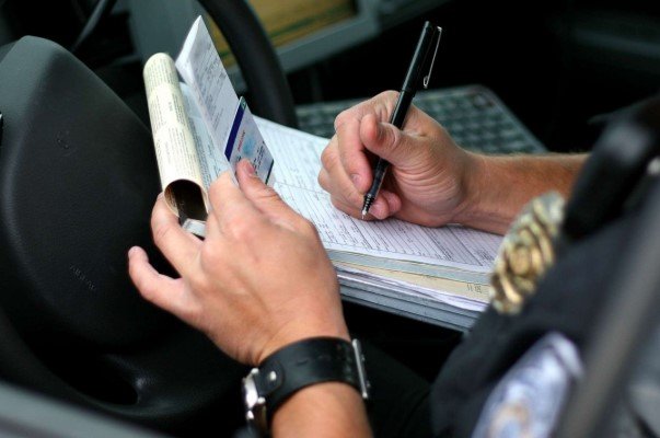 مخالفة عدم وجود رخصة للنساء